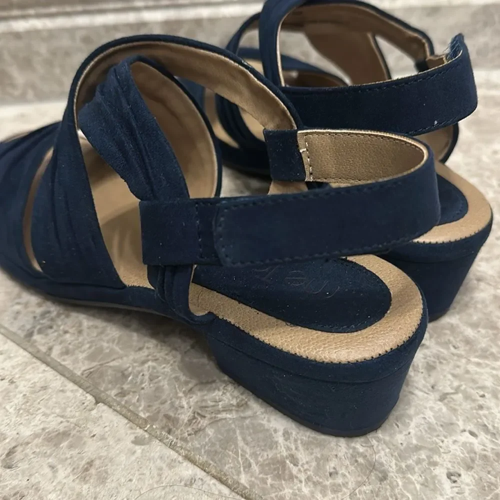 Me Too Yasmin Sandal Navy Size 7.5 Open Toe Chunky Heel Box Included